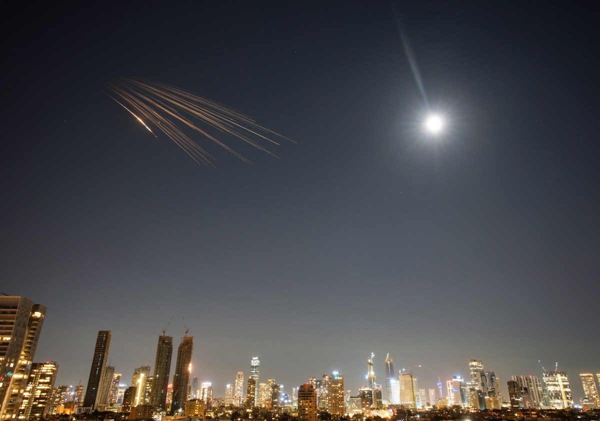 Irán lanzó oleada de ataques contra Israel y bases estadounidenses en Irán