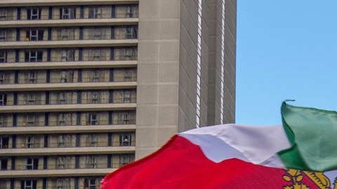 Iraníes celebran en Nueva York y piden un nuevo comienzo tras la muerte del líder supremo Ali Jamenei