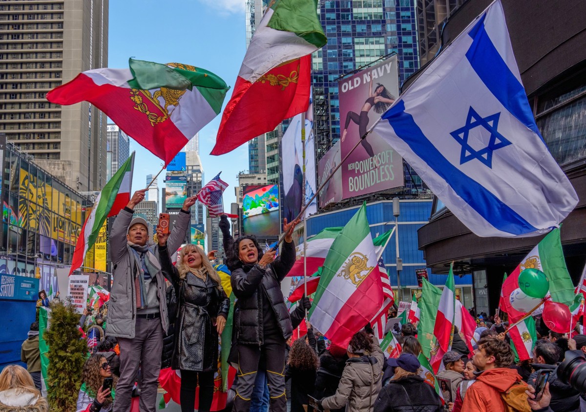 Iraníes celebran en Nueva York tras la muerte del líder supremo Ali Jamenei