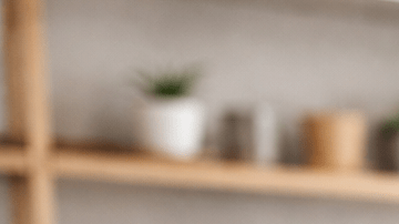 Pareja latina revisa documentos de impuestos y una laptop preocupada por posibles errores que podrían retrasar el reembolso del IRS en Estados Unidos