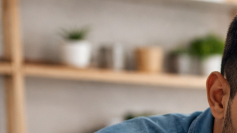 Pareja latina revisa documentos de impuestos y una laptop preocupada por posibles errores que podrían retrasar el reembolso del IRS en Estados Unidos