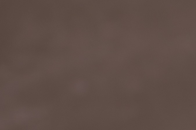 Vaso de cristal con kéfir espeso, semillas de chía hidratadas y una capa superior de arándanos frescos.