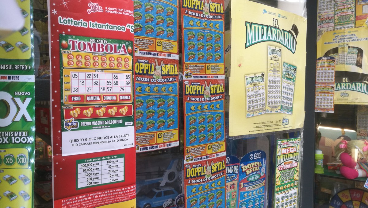Mujer compra 4 boletos de lotería y gana en todos, llevándose más de $200,000 en total