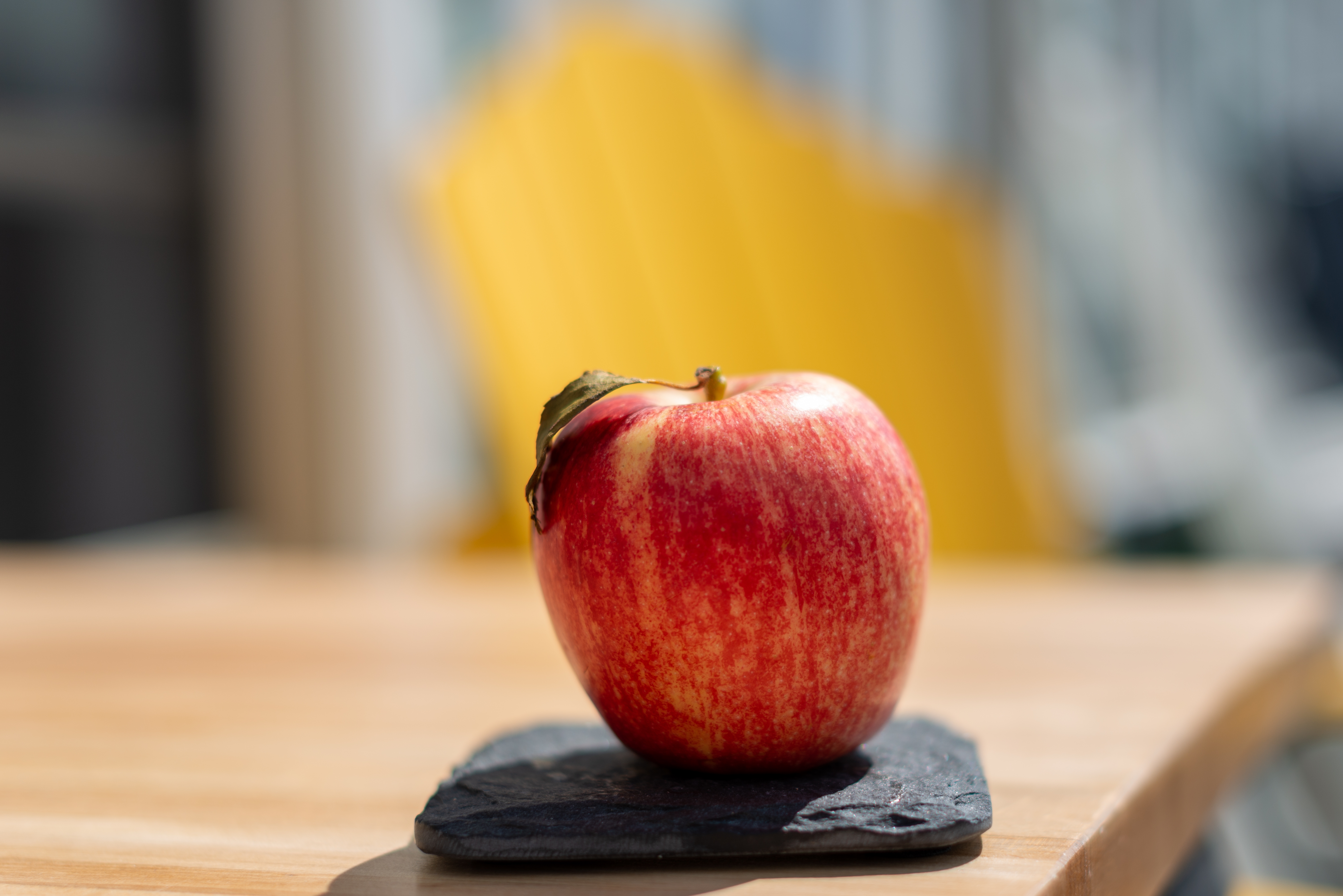 El brillo de las frutas no es solo estética; es una barrera protectora de grado alimenticio que sella la humedad y evita la entrada de microorganismos.