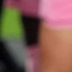 El delantero del Inter Miami, Lionel Messi (derecha), susurra con el copropietario del equipo, Jorge Mas.