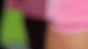 El delantero del Inter Miami, Lionel Messi (derecha), susurra con el copropietario del equipo, Jorge Mas.