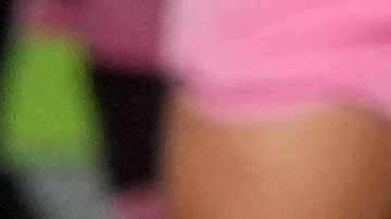 El delantero del Inter Miami, Lionel Messi (derecha), susurra con el copropietario del equipo, Jorge Mas.