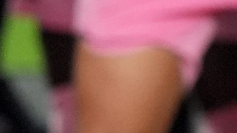 El delantero del Inter Miami, Lionel Messi (derecha), susurra con el copropietario del equipo, Jorge Mas.