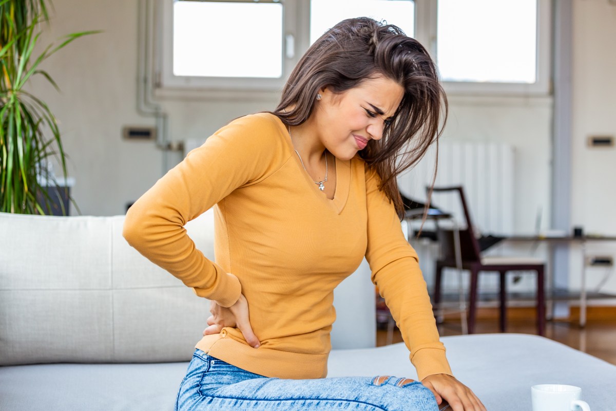 Me duele el lado derecho del cuerpo: médicos explican qué significa