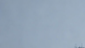 Aviones de aerolíneas internacionales en pista de aeropuerto con skyline urbano al fondo