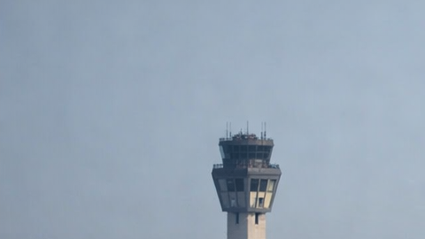 Aviones de aerolíneas internacionales en pista de aeropuerto con skyline urbano al fondo
