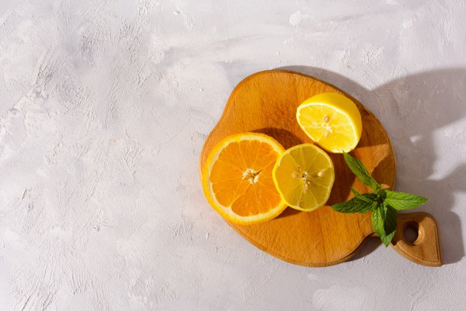 Los cítricos como la naranja y el limón tienen un efecto colagogo, que permite expulsar la bilis acumulada, facilitando la digestión, reduciendo la pesadez y depurando el hígado.