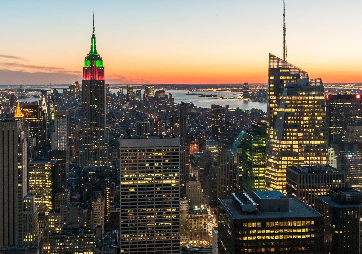 Kathy Hochul promete no subir impuestos para atraer empresas a Nueva York