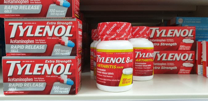 El Tylenol es uno de los fármacos comerciales más comunes del acetaminofen, otro nombre con el que se conoce el paracetamol.