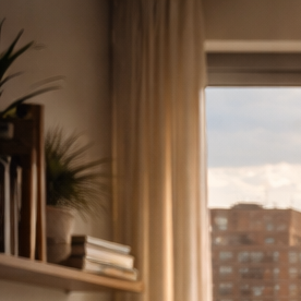 Pareja mirando el skyline de Nueva York desde su apartamento