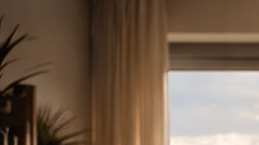 Pareja mirando el skyline de Nueva York desde su apartamento