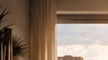Pareja mirando el skyline de Nueva York desde su apartamento