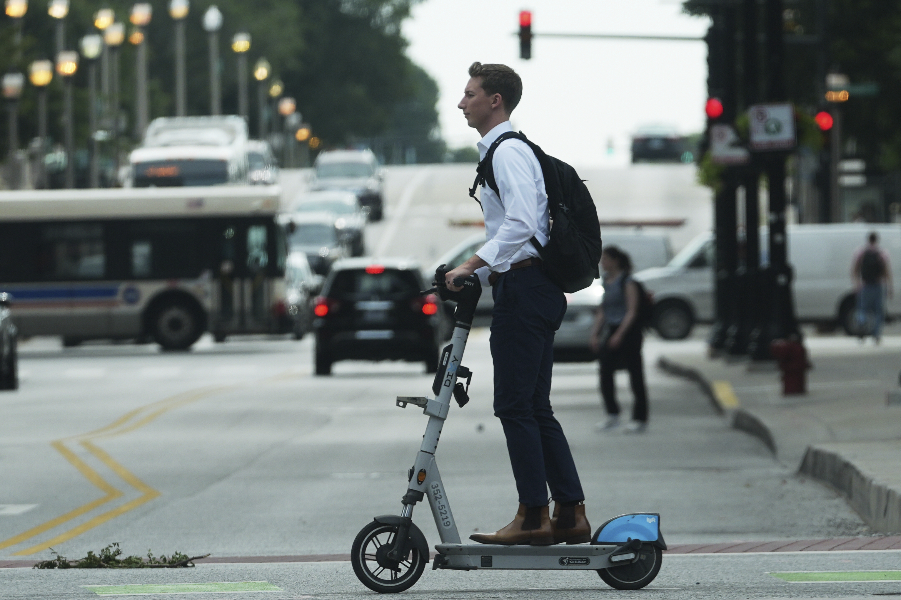 Un hombre monta un patinete eléctrico en Chicago.