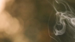 Persona fumando un cigarrillo de cannabis con humo visible, imagen que representa el consumo de cannabis que será prohibido para fumar en Texas.