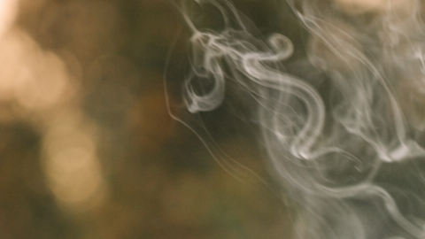 Persona fumando un cigarrillo de cannabis con humo visible, imagen que representa el consumo de cannabis que será prohibido para fumar en Texas.