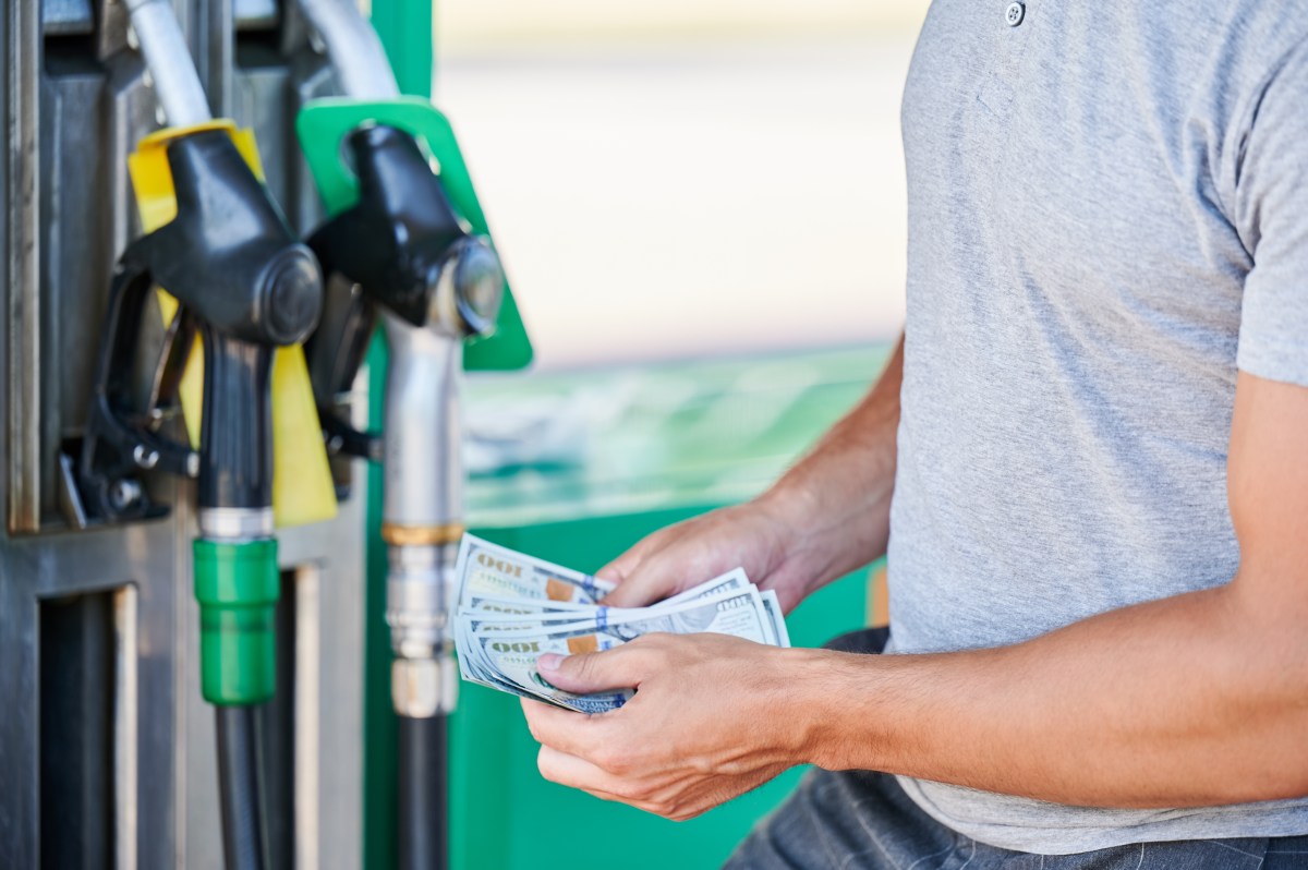 Precio de gasolina alcanza los $4 por galón, el más alto desde 2022