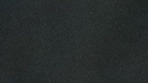 Alejandro Garnacho, del Chelsea (derecha), discute con el árbitro Samuel Barrott durante el partido de fútbol de la Premier League inglesa entre el Everton y el Chelsea, en Liverpool, Inglaterra, el sábado 21 de marzo de 2026.