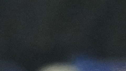 Alejandro Garnacho, del Chelsea (derecha), discute con el árbitro Samuel Barrott durante el partido de fútbol de la Premier League inglesa entre el Everton y el Chelsea, en Liverpool, Inglaterra, el sábado 21 de marzo de 2026.