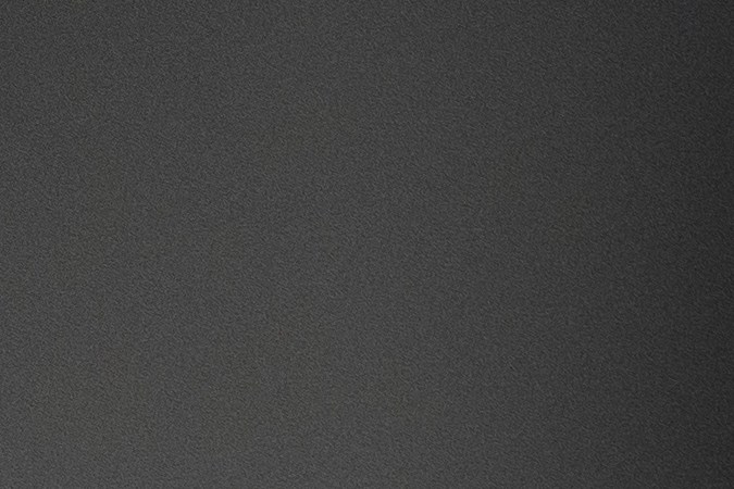 La carcasa de un control remoto viejo puede utilizarse como base para marcos de fotos, soportes para velas LED o pequeñas esculturas decorativas.