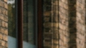 En algunos casos, mirar al piso funciona como una especie de mecanismo de protección frente a la exposición social.