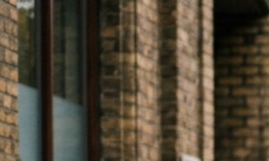 En algunos casos, mirar al piso funciona como una especie de mecanismo de protección frente a la exposición social.