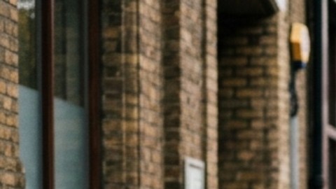 En algunos casos, mirar al piso funciona como una especie de mecanismo de protección frente a la exposición social.