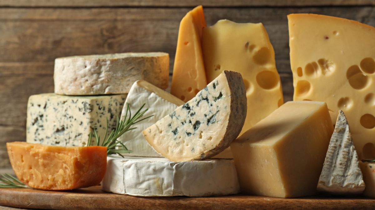 ¿Por qué el queso azul sí se puede comer y otros quesos con moho no?