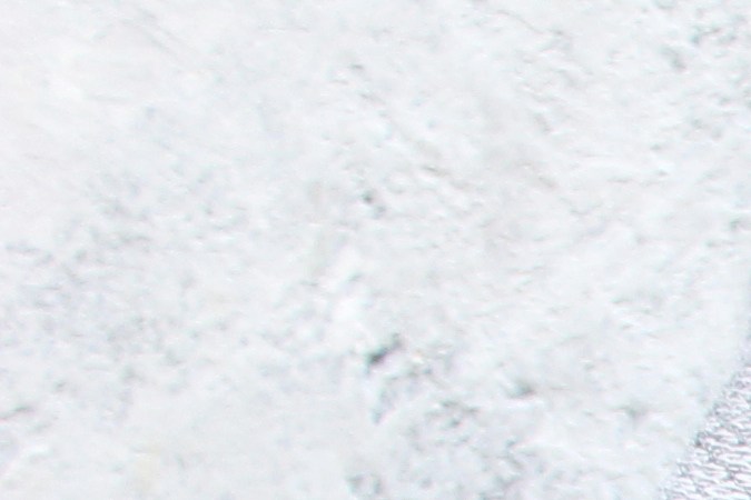 Tazón de arroz con huevo y vegetales sobre fondo claro.