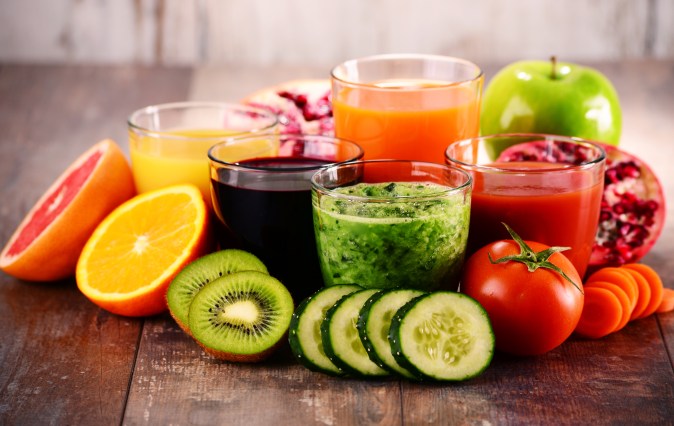 Ingredientes naturales y vasos de jugos naturales que ayudan a eliminar parásitos.