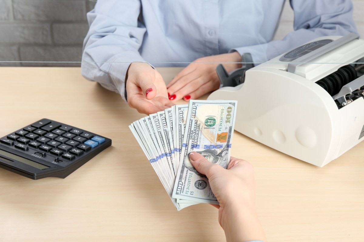 Las 3 mejores formas de retirar $10,000 de tu banco