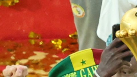 Sadio Mané, de Senegal, alza el trofeo mientras celebra con sus compañeros tras ganar la final de la Copa Africana de Naciones entre Senegal y Marruecos en Rabat, Marruecos, el domingo 18 de enero de 2026.