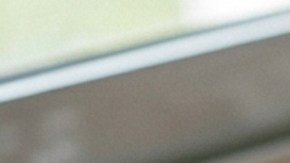 El truco está relacionado con la llamada "jaula de Faraday", un concepto físico que describe cómo ciertos materiales (el aluminio) bloquean campos eléctricos externos.
