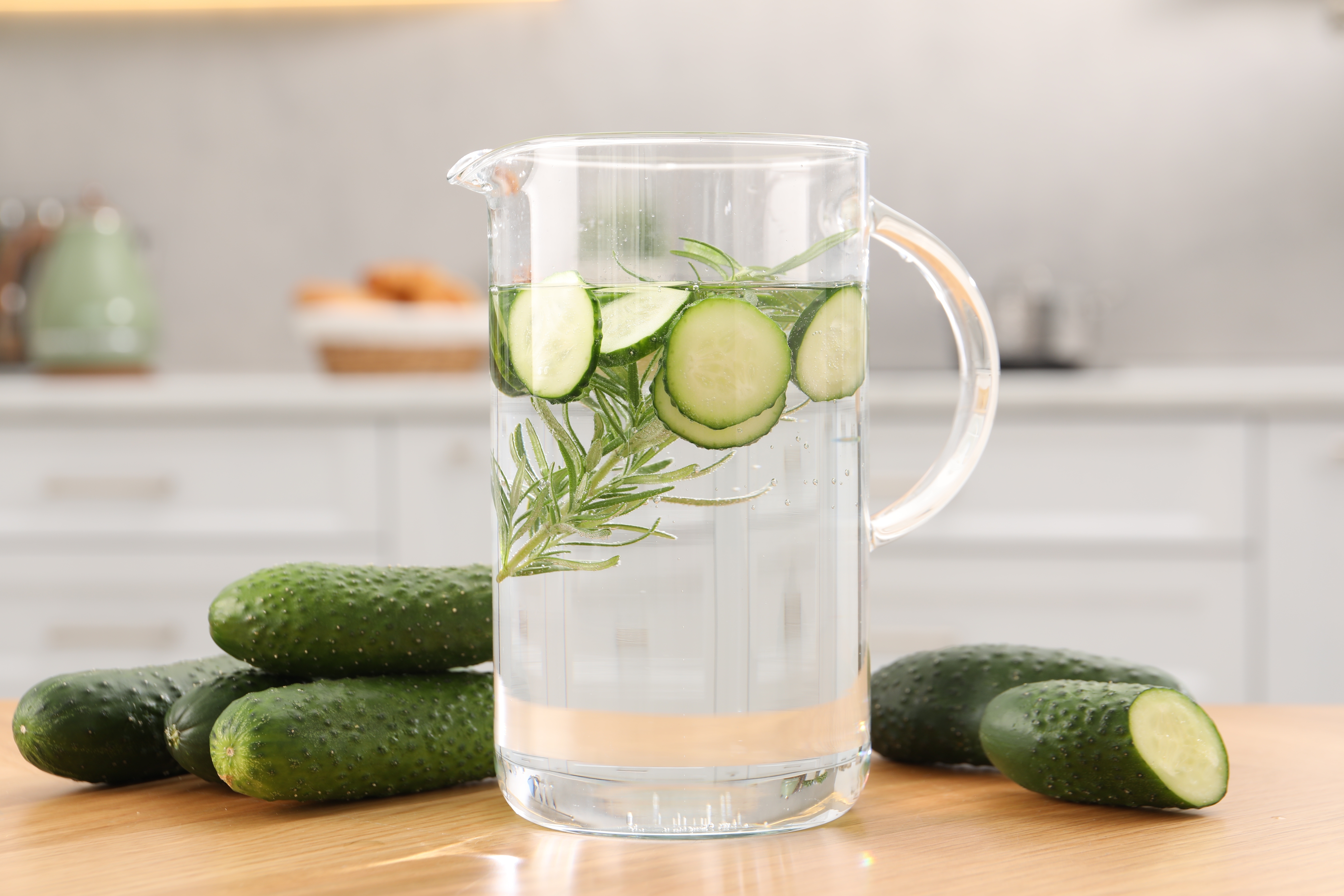 Añadir unas rodajas de pepino al agua le aporta un sabor más dulce y refrescante, lo que motiva a tomar más.