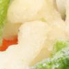 Muestra una mezcla vibrante de las verduras (brócoli, guisantes, maíz, judías verdes y zanahorias),