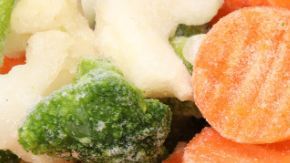 Muestra una mezcla vibrante de las verduras (brócoli, guisantes, maíz, judías verdes y zanahorias),