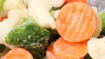 Muestra una mezcla vibrante de las verduras (brócoli, guisantes, maíz, judías verdes y zanahorias),