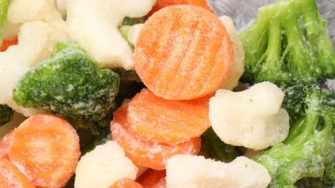 Muestra una mezcla vibrante de las verduras (brócoli, guisantes, maíz, judías verdes y zanahorias),