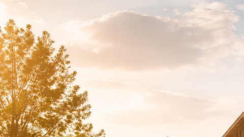 Edificios residenciales en construcción con materiales y maquinaria en obra en Estados Unidos