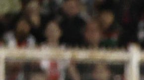 Carlos Vinícius de Gremio patea un penalti este miércoles, durante un partido de la fase de grupos de la Copa Sudamericana entre Palestino y Gremio en el estadio La cisterna en Santiago (Chile).