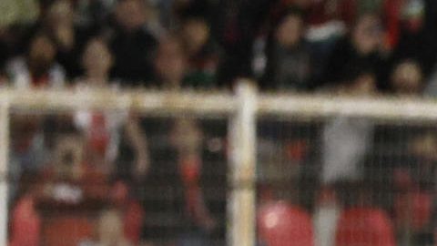 Carlos Vinícius de Gremio patea un penalti este miércoles, durante un partido de la fase de grupos de la Copa Sudamericana entre Palestino y Gremio en el estadio La cisterna en Santiago (Chile).