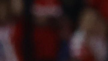 El árbitro del encuentro Mateo Busquets Ferre (2d) saca tarjeta amarilla a Gerard Martín del Barça durante el partido de la jornada 30 de LaLiga EA Sports que Atlético de Madrid y FC Barcelona disputan este sábado, en el Estadio Riyadh Air Metropolitano de la capital española.