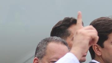 Autoridades de Venezuela y EE.UU. durante el recibimiento de un avión de American Eagle que aterrizó en el Aeropuerto Internacional Simón Bolívar de Maiquetía (Venezuela).