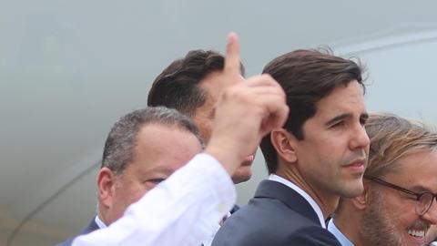 Autoridades de Venezuela y EE.UU. durante el recibimiento de un avión de American Eagle que aterrizó en el Aeropuerto Internacional Simón Bolívar de Maiquetía (Venezuela).