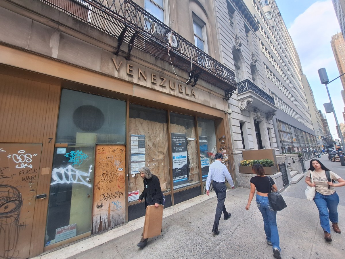 ¿Por qué para miles de migrantes venezolanos en NY la reapertura de su consulado no es necesariamente una buena noticia?