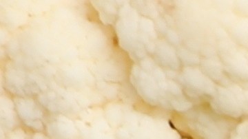 Imagen de un páncreas rodeado de alimentos.